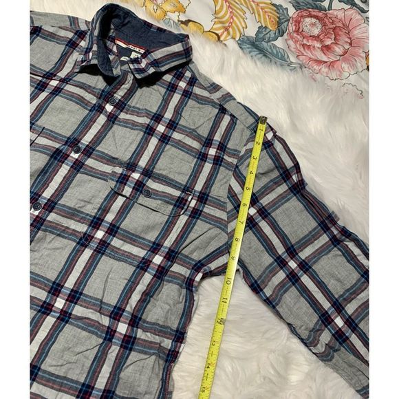 Tommy Hilfiger button up - Picture 9 of 9